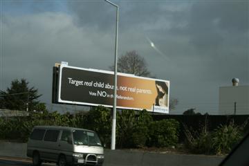 Een bord van de tegenstanders van de wet langs een snelweg bij Auckland.